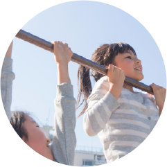 松山市・伊予市の体操教室ケンショウスポーツは鉄棒等を活用して運動神経の向上を目指します